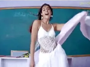 شقراء وقحة تومض عاري ...