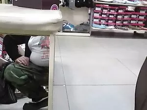 الرجل يريد صور بنات  ...