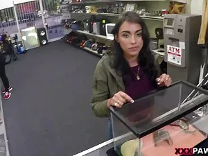 عالقة في غرفة رقص بن ...