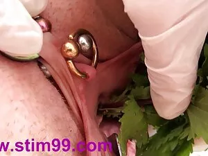 اثنين من السيدات الن ...