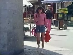 جميلة الأبنوس يبتلع  ...