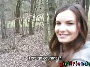 على الدرج يطير فتاة  ...