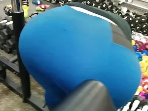 الرجل يراقب القرف في ...